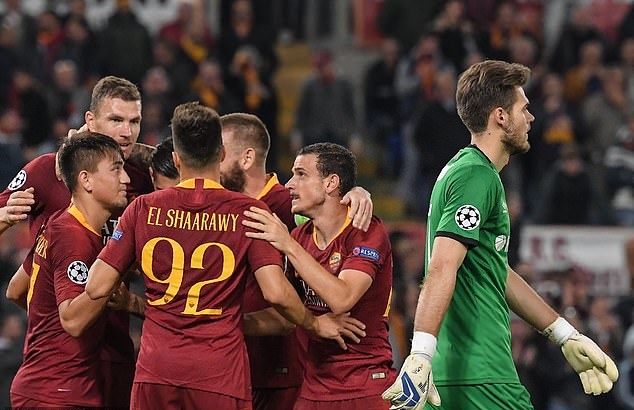 Đến phút 50, Cengiz Under ghi bàn ấn định tỷ số 3-0 cho AS Roma.