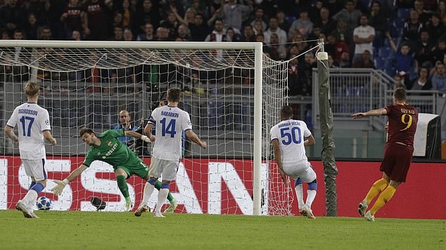 Tiếp đón CSKA Moscow trên sân nhà Olimpico trong khuôn khổ lượt trận thứ 3 vòng bảng UEFA Champions League, AS Roma không gặp quá nhiều khó khăn để áp đặt thế trận tấn công lên phần sân đối phương.
