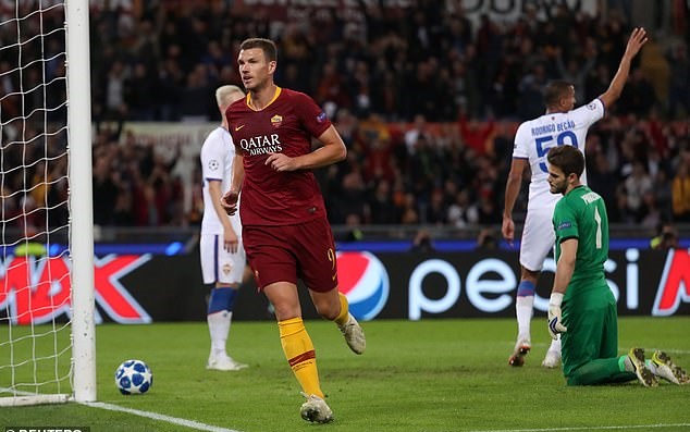 Bàn thắng giúp AS Roma thi đấu thăng hoa hơn. 13 phút sau, Edin Dzeko một lần nữa lên tiếng làm khổ hàng thủ CSKA Moscow.