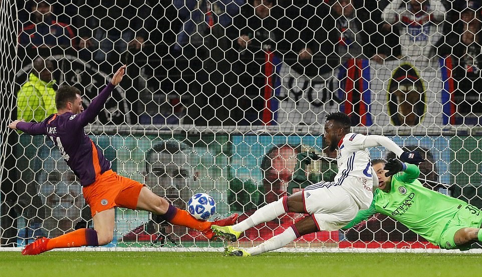 Man City có chuyến làm khách được dự đoán đầy giông bão trên đất Pháp. Thực tế thì Lyon đã có bàn mở tỷ số ở phút 55 do công của Maxwel Cornet.