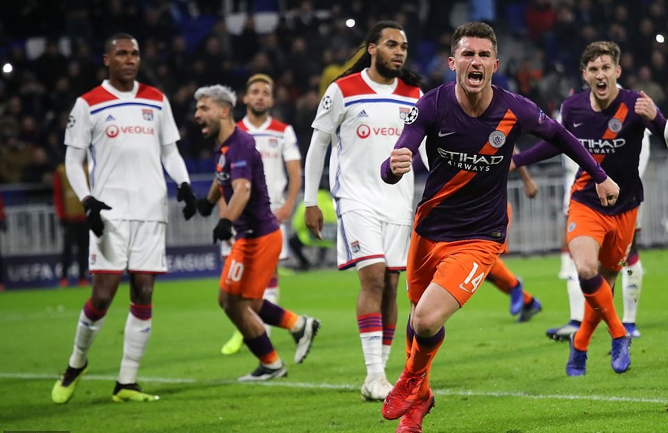 Màn ăn mừng cảm xúc của trung vệ người Pháp.