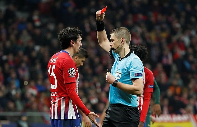 Sau giờ nghỉ, Atletico Madrid thi đấu có phần chủ quan. Trong đó, Savic phải nhận thẻ đỏ đáng tiếc do để bóng chạm tay.