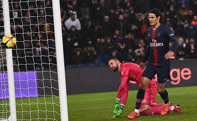 Edinson Cavani cũng không kém cạnh.