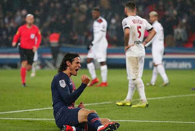 Chân sút người Cavani cũng kịp ghi 3 bàn trận này.