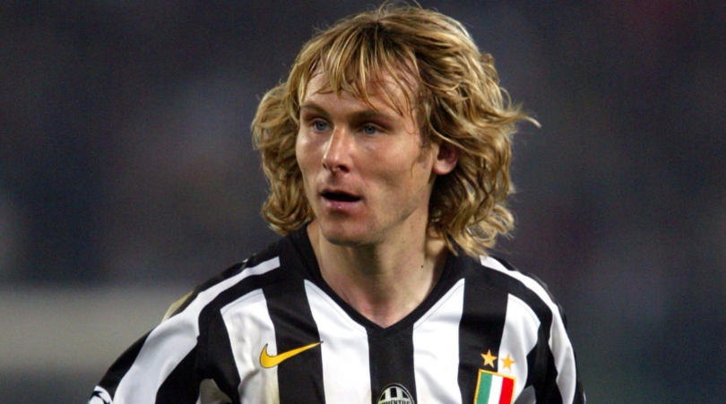 Hành lang đối diện là Pavel Nedved, lãng tử với phong cách thi đấu hào hoa trong màu áo Juventus.