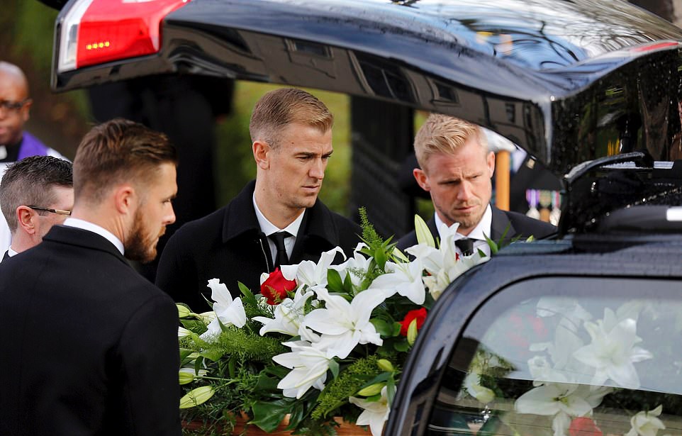 Rất nhiều danh thủ Anh quốc đã có mặt trong lễ tang tiễn đưa Banks.