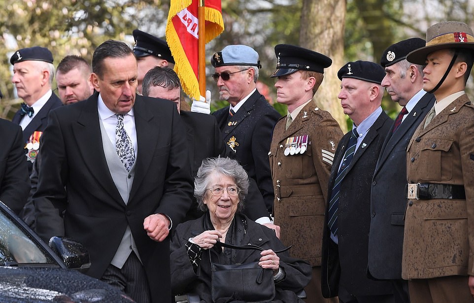 Được biết, sự nghiệp vĩ đại của thủ môn này chính thức khép lại ở tuổi 35, khi ông mất một phần thị giác.