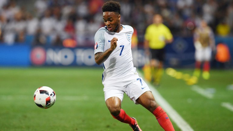 Ở trận ra quân, Tam sư bị Nga cầm hoà. Trận này Raheem Sterling bị chỉ trích kịch liệt vì bỏ lỡ vô số cơ hội ngon ăn.