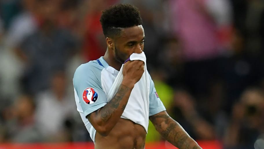 Cả giải, Sterling gần như mất hẳn sự tự tin khiến thầy trò HLV Roy Hodgson khi ấy phải sớm khăn gói về nước. Họ bị loại bởi nhược tiểu Iceland.