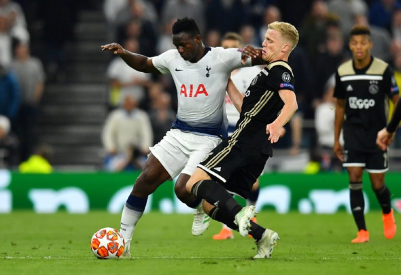 Wanyama đã có một trận đấu cực kỳ thất vọng trước hàng tiền vệ của Ajax.