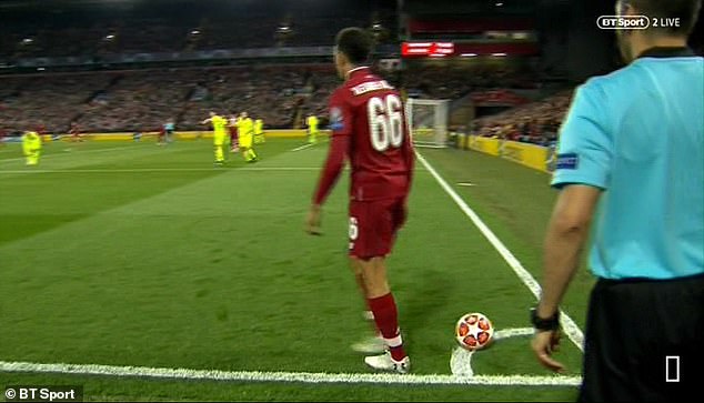 Đúng lúc ấy, Alexander-Arnold dường như đang tiến về phía Xherdan Shaqiri. Không một ai chú ý đến tình huống này.