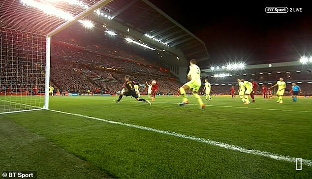 Hàng phòng ngự Barcelona nhận ra quá muộn khi tiền đạo người Bỉ của Liverpool sút vào khung thành.