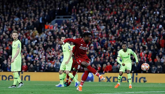 Trong tư thế trống trải không bị kèm, Origi đã thoải mái dứt điểm tung lưới Barcelona.
