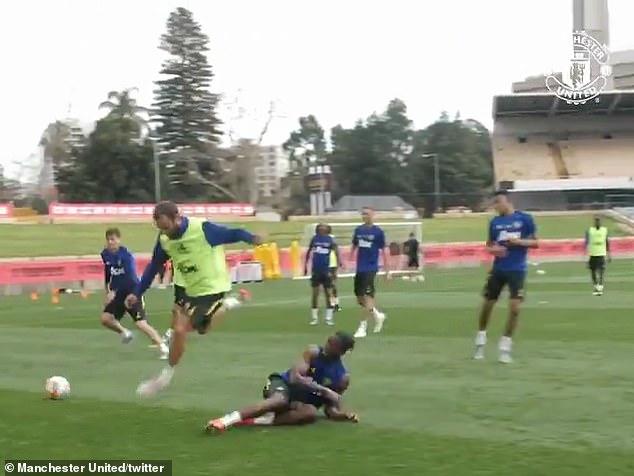 Wan-Bissaka có tình huống khiến Mata mất đà. Trước đó, Wan-Bissaka còn xoạc cướp bóng trong chân một đồng đội khác rồi lập tức đặt lòng ghi bàn (xem video clip bên dưới).