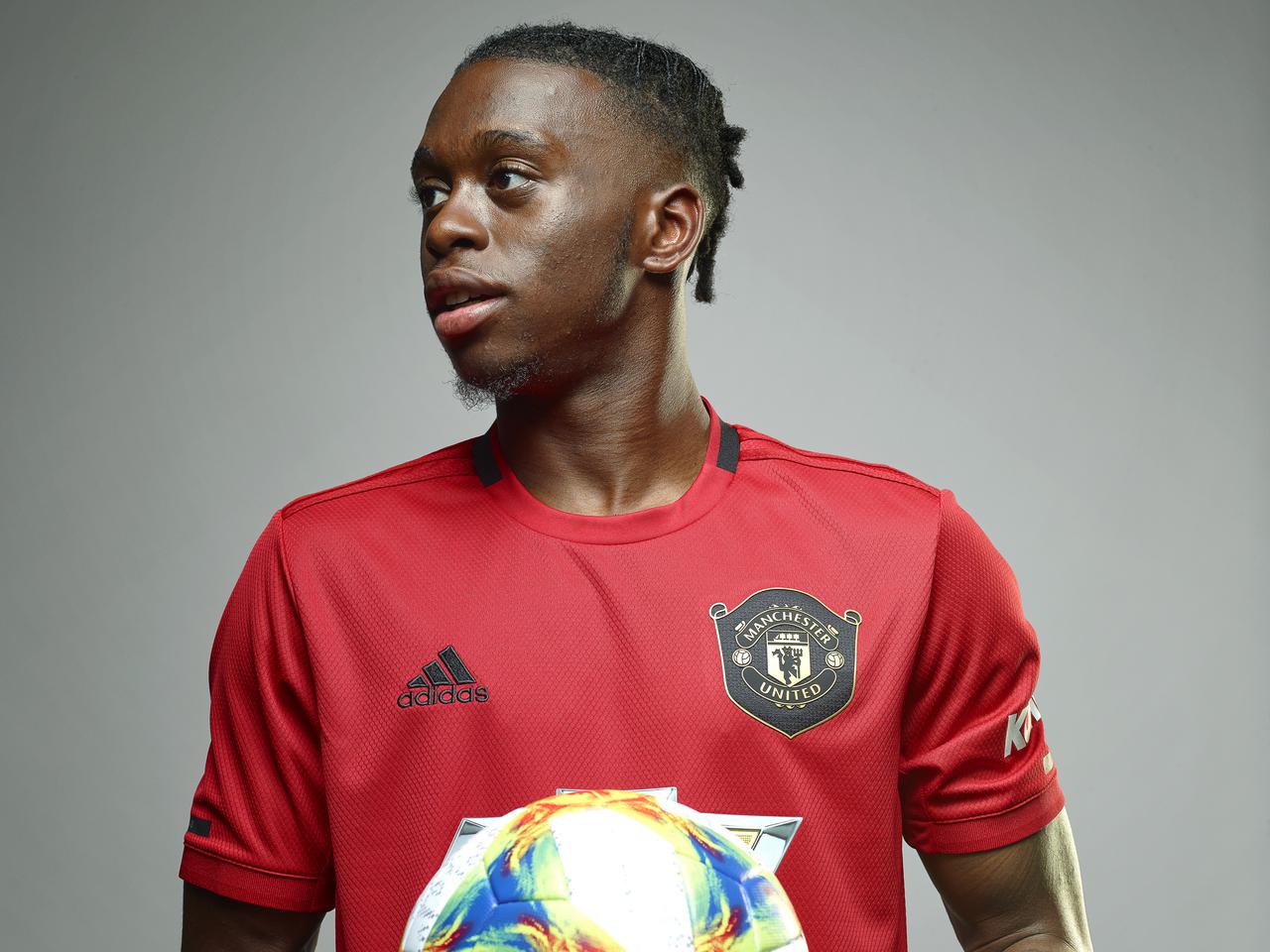 Wan-Bissaka đã chuyển tới khoác áo Man United trong kỳ chuyển nhượng mùa Hè năm nay với bản hợp đồng trị giá 50 triệu bảng. Cầu thủ này được đánh giá là một trong những hậu vệ cánh hay nhất nước Anh trong năm qua.
