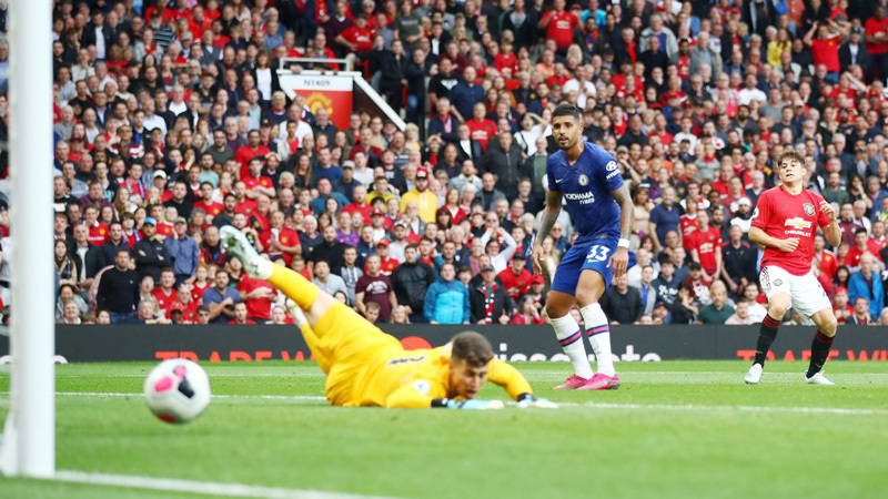 Đây là bàn thắng đầu tiên trong trận ra mắt Man United ở Premier League của Daniel James.