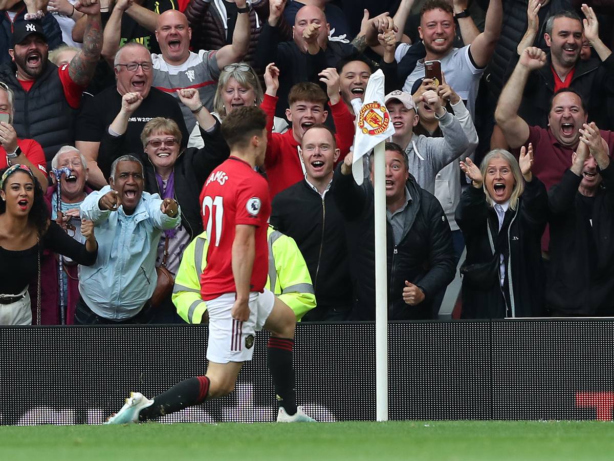 Cầu thủ này chạy về phía khán đài Stretford End và hét to, ăn mừng với đám đông cổ động viên có mặt.