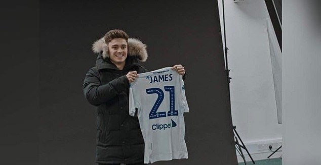 James đã cầm áo đấu của Leeds United.