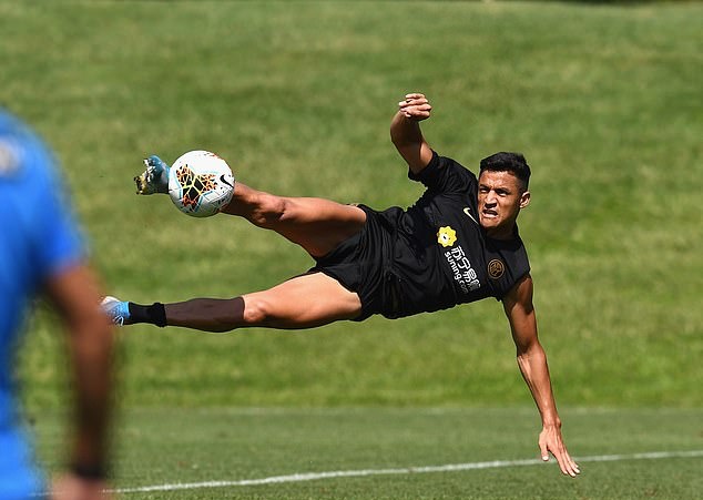 Sanchez cũng thực hiện một cú tung người volley tuyệt đẹp trên sân tập.