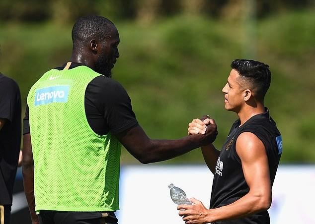 Sanchez cũng tranh thủ bắt tay Lukaku trong màu áo mới. Cả 2 từng là nỗi thất vọng lớn ở Old Trafford.