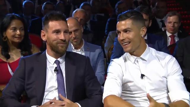 Trong suốt hơn 10 năm qua, giữa Cristiano Ronaldo và Lionel Messi luôn có sự cạnh tranh rất lớn cho mọi danh hiệu cá nhân cao quý. Tới thời điểm này, cả 2 đã cùng nhau giữ kỷ lục 5 lần đoạt danh hiệu Quả bóng vàng.