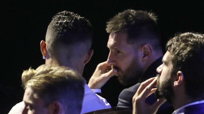 Messi và Ronaldo đã to nhỏ điều gì đó ngay khi Van Dijk được xướng tên trên bục trao giải dành cho "Cầu thủ hay nhất năm" của UEFA.