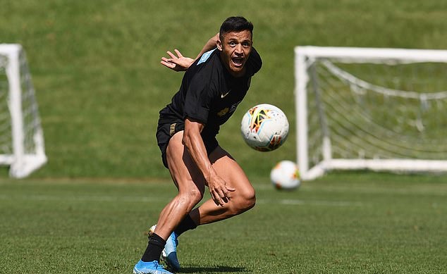Sanchez thể hiện tâm trạng khá tốt, trái với hình ảnh ủ rũ thường thấy trong màu áo Man United.
