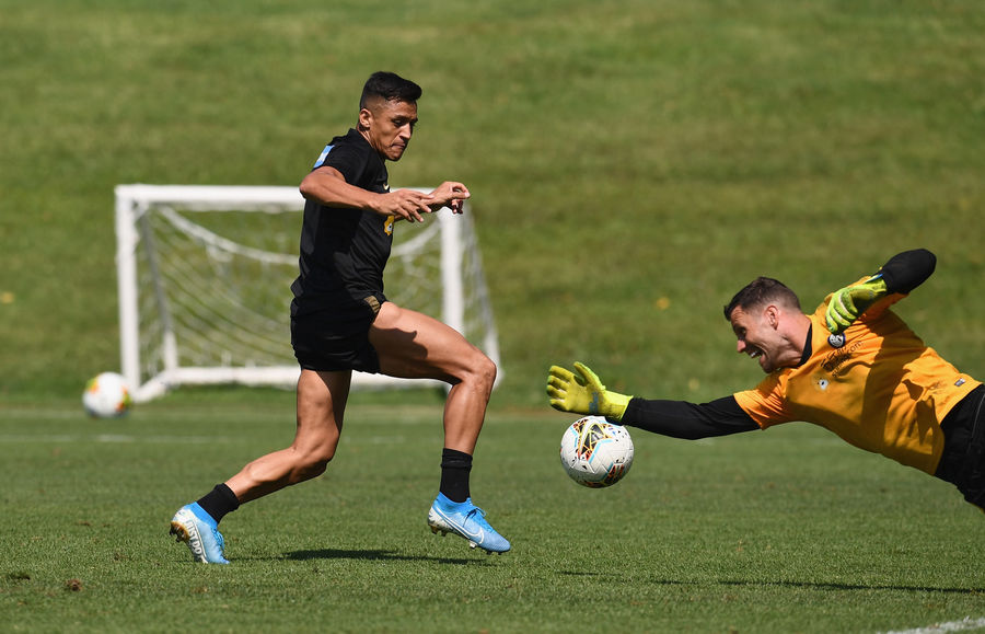 Chân sút người Chile như muốn bật tung hết mọi khả năng có thể sau khi bị kìm hãm quá lâu ở Man United.