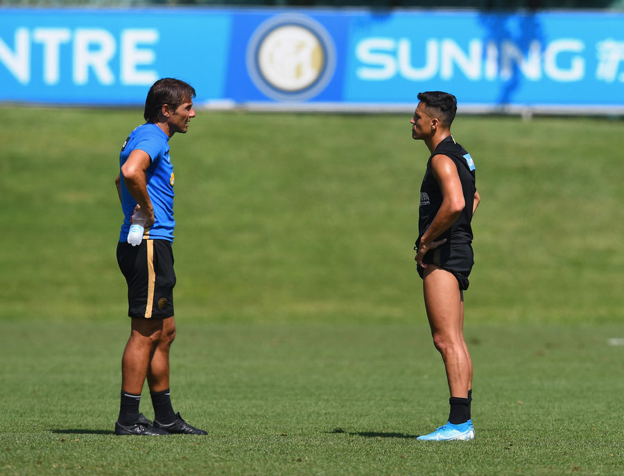 Anh có màn thảo luận cùng HLV Antonio Conte trước khi buổi tập diễn ra.