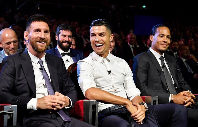 Van Dijk gần như "lẻ loi" bởi Ronaldo mải mê trò chuyện với Messi.