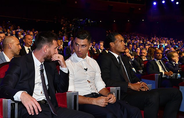 Xuyên suốt buổi lễ trao giải, Messi và Ronaldo tỏ ra cực kỳ gần gũi và thân thiết.