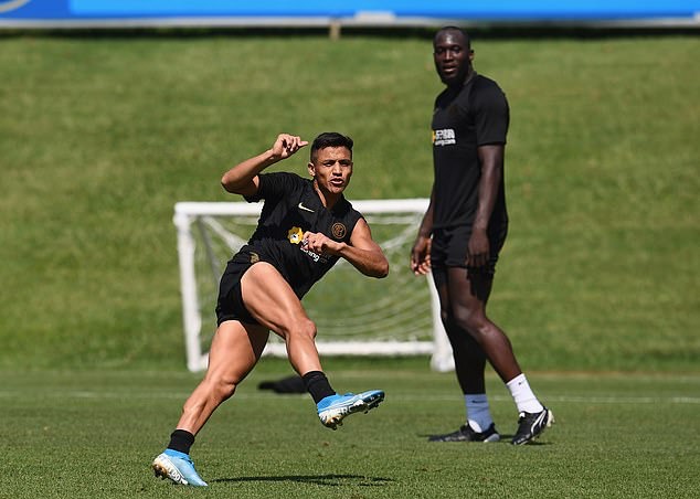 Sanchez cũng khiến đồng đội ở Man United là Romelu Lukaku phải trầm trồ.