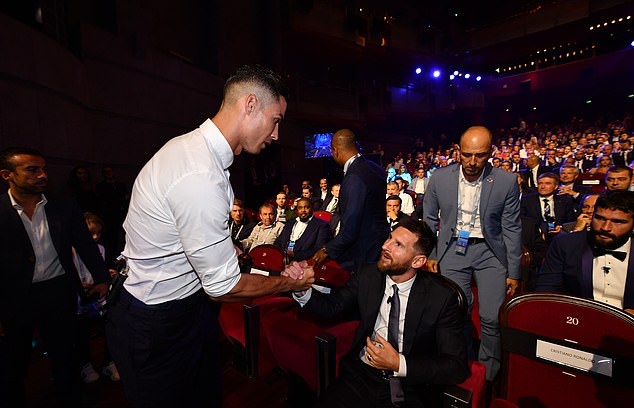 Ngay khi buổi lễ trao giải cũng như bốc thăm vòng bảng UEFA Champions League bắt đầu, Ronaldo đã tiến lại gần bắt tay Messi.