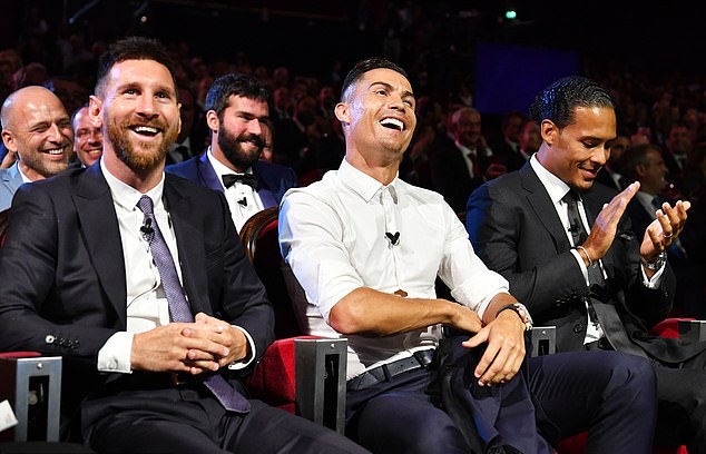 Nụ cười luôn nở trên môi Ronaldo và Messi trong suốt buổi lễ. Rất hiếm khi người hâm mộ được dịp chứng kiến bộ đôi này thân thiết và trò chuyện thoải mái như thế.