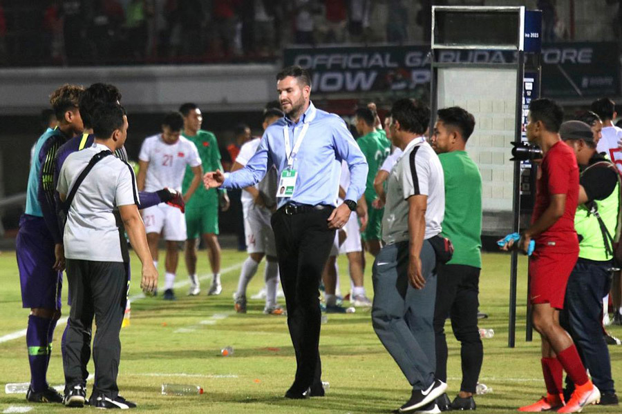 Cụ thể, chia sẻ trên tờ Bola - nhật báo hàng đầu Indonesia, Sumardji, Giám đốc đội tuyển Indonesia thừa nhận: "HLV McMenemy đang trải qua cơn bệnh trầm cảm nặng sau trận thua Việt Nam. Tôi đang cố an ủi ông ấy. Ông ấy thật sự rất thất vọng. McMenemy bị áp lực từ giới truyền thông, mạng xã hội và NHM."