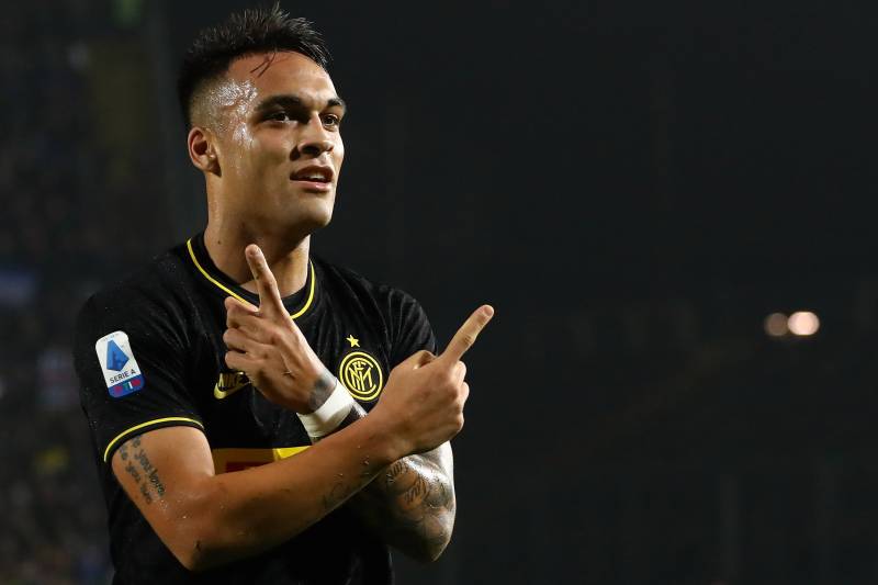 5. Lautaro Martinez, tiền đạo, Inter Milan: Mùa trước, Lautaro Martinez gây thất vọng lớn nhưng sau khi HLV Antonio Conte xuất hiện, Martinez đã lột xác, đặc biệt là khi được đá cạnh Romelu Lukaku. Ngay lập tức Martinez được khá nhiều CLB hàng đầu châu Âu săn đón.