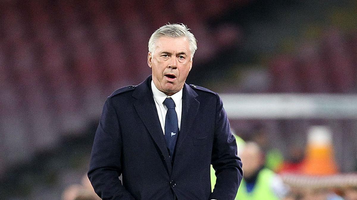 HLV Ancelotti đang gặp khó khăn ở Napoli.