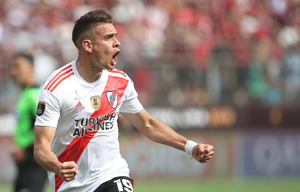 River Plate là đội bóng nhập cuộc tốt hơn khi tổ chức được những pha lên bóng sắc bén. Và ngay phút thứ 14, Rafael Santos Borre đã dứt điểm chuẩn xác mở tỷ số cho River Plate.