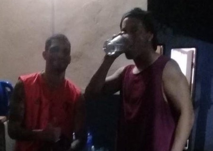 Hình ảnh gây choáng của Ronaldinho trong khi ở tù. Anh không khác gì ông hoàng khi được các phạm nhân khác chào đón nồng nhiệt.