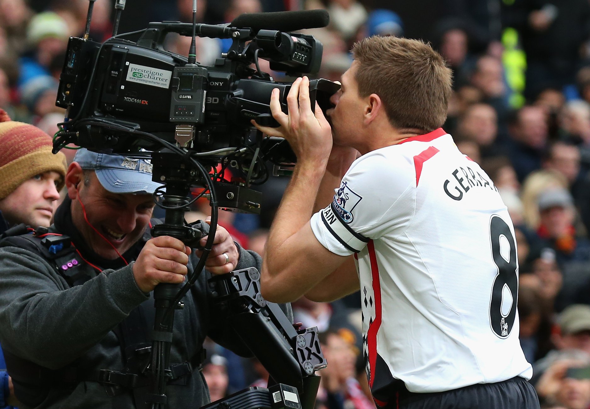 Hình ảnh nổi tiếng bậc nhất của Steven Gerrard mỗi khi đối đầu Man United.