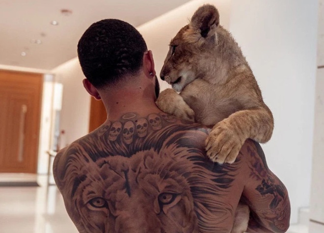 Depay và thú cưng yêu quý.