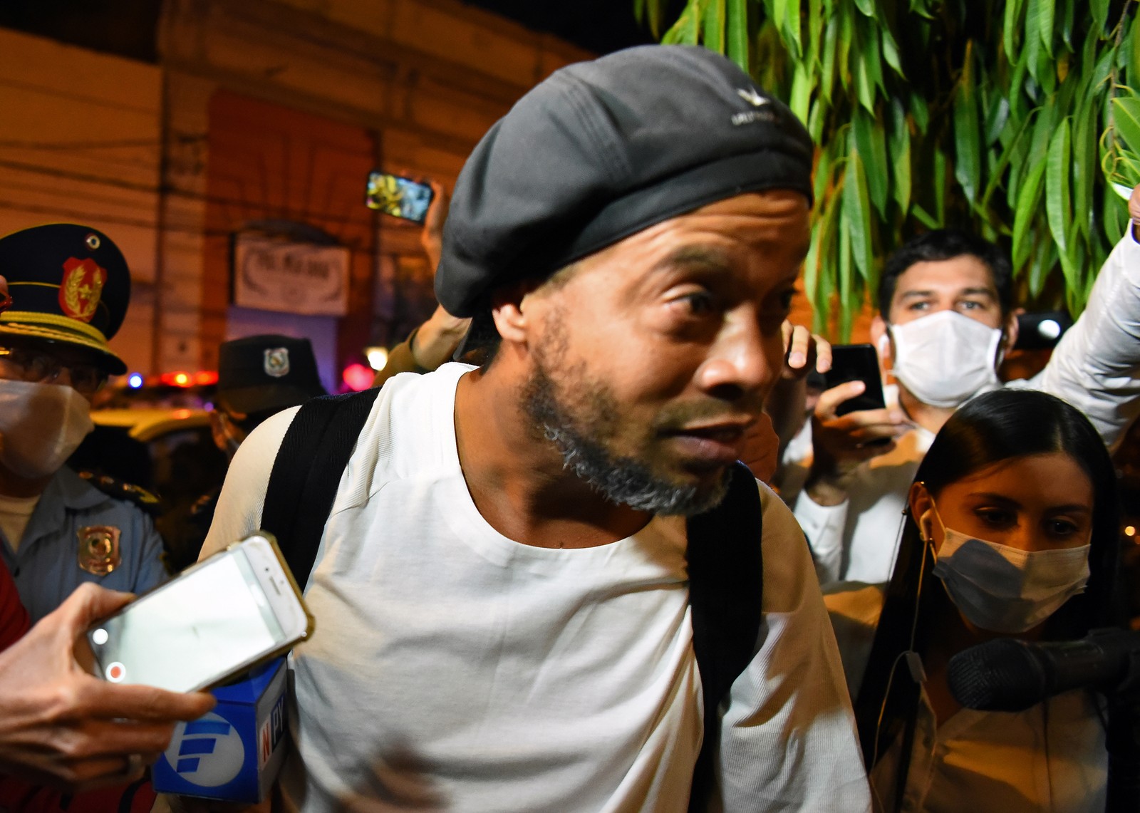 Trước đó, Ronaldinho cùng anh trai Roberto Assis đã bị bắt giữ ở Paraguay do dùng hộ chiếu giả để nhập cảnh vào nước này.
