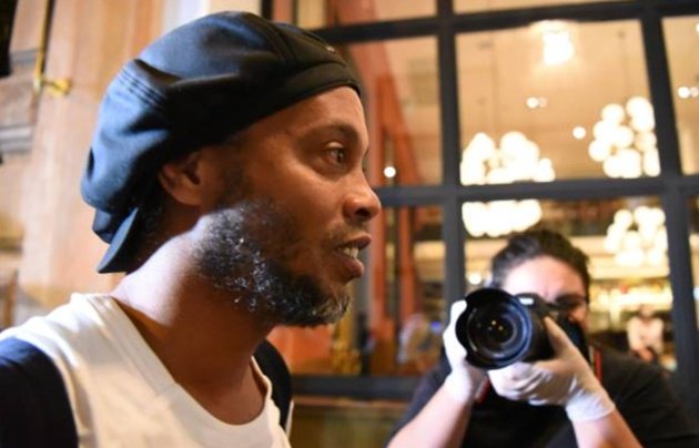 Tuy nhiên, nguồn tin từ Daily Mail xác nhận, Ronaldinho cùng anh trai đã đồng ý trả số tiền khoảng 1,3 triệu bảng tiền bảo lãnh và chính thức được tại ngoại.