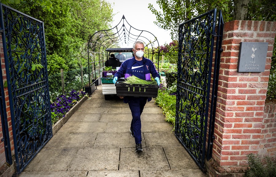 Cụ thể, nhà cầm quân 57 tuổi tình nguyện làm tài xế vận chuyển thực phẩm từ sân tập đến sân nhà của CLB.