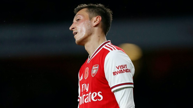 Mesut Ozil từng là nhạc trưởng nhưng anh hiện mất hút trong đội hình Arsenal.