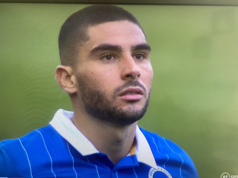 Cầu thủ ghi bàn mở tỷ số Neal Maupay đã hóa thành tội đồ của Brighton ở tình huống này.