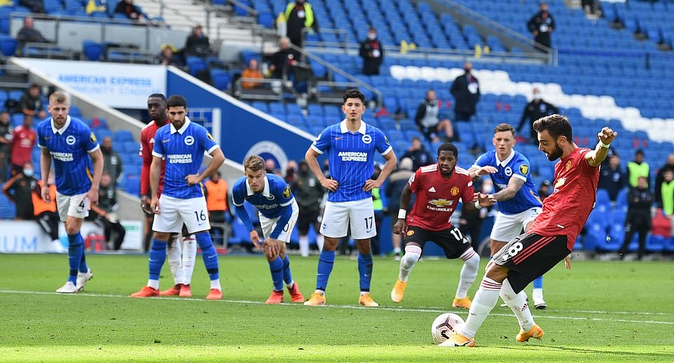 Phút thứ 90+10, Bruno Fernandes đứng ra thực hiện cú sút 11m quyết đoán giúp Man United vượt lên dẫn 3-2.