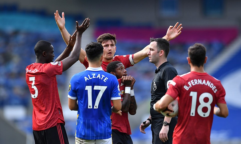 Ngay pha tấn công sau đó của Man United, trọng tài đã thổi còi kết thúc trận đấu. Thế nhưng, mọi chuyện chưa dừng lại ở đây khi các cầu thủ Man United khiếu nại việc bóng đã chạm tay một cầu thủ bên phía Brighton.
