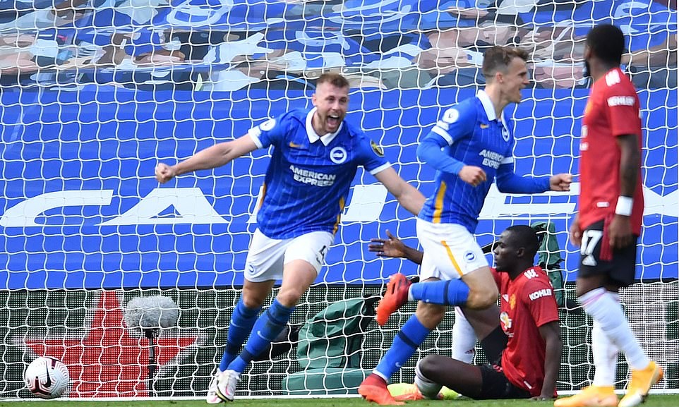 Và điều CĐV Man United lo lắng nhất đã xảy ra ở phút 90+5 khi Solly March trong tư thế thoải mái không ai kèm, đánh đầu gỡ hòa cho Brighton.