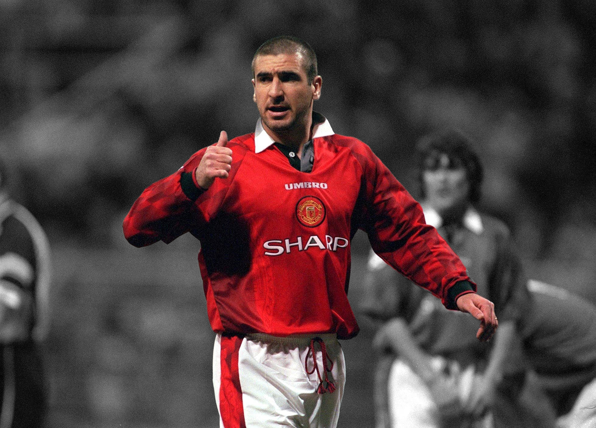 Tiền đạo Eric Cantona - Ông chính là người đặt lên nền móng cho sự thống trị của Man United ở kỷ nguyên Premier League. Không chỉ sở hữu tài năng kiệt xuất, tư chất thủ lĩnh của Cantona đã góp phần nuôi dưỡng các tài năng trẻ thời bấy giờ như Scholes, Giggs, Neville, Bekcham...